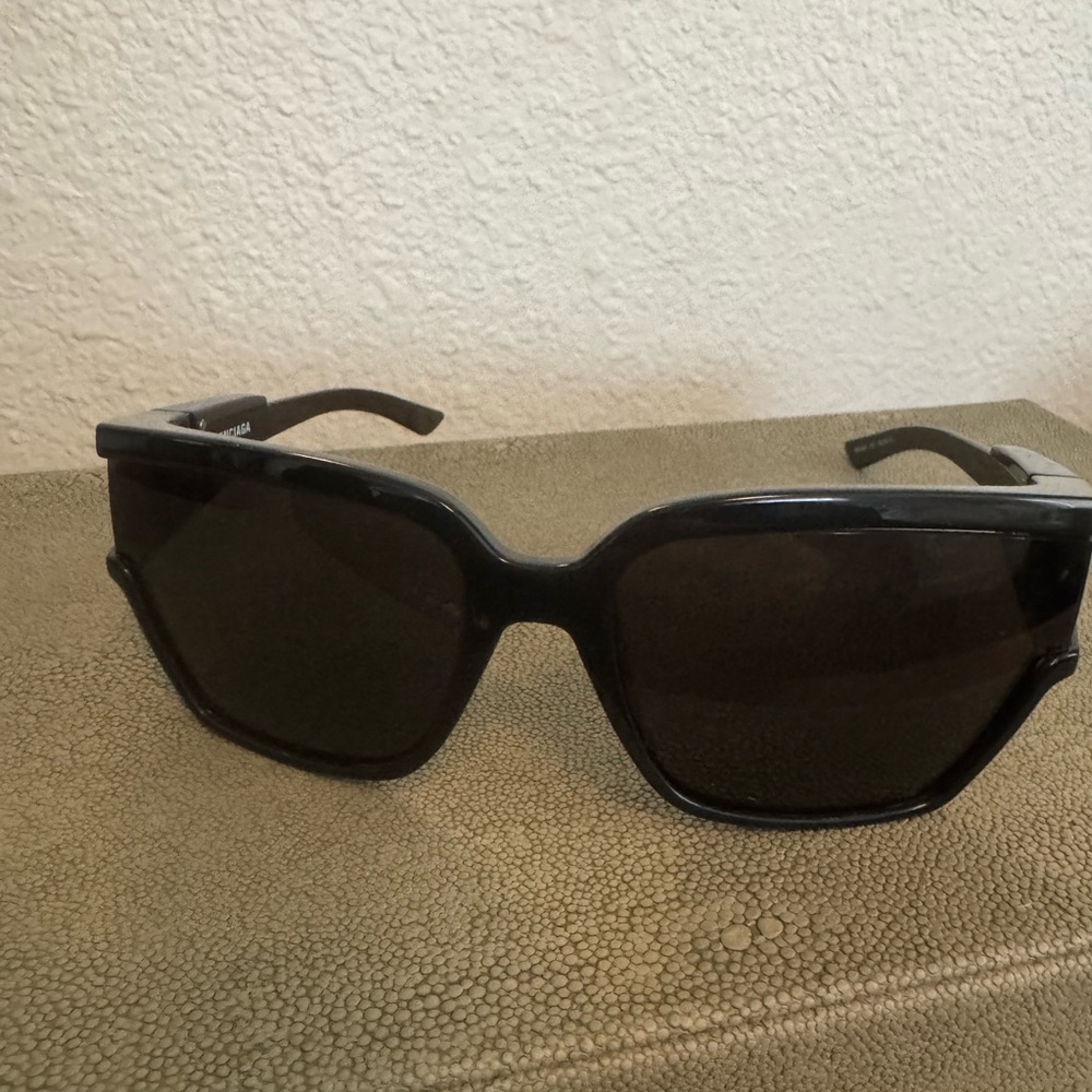 Balenciaga Sunglasses with authenticity card and case | like new